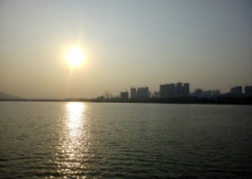 夕阳梅溪湖图片