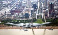 B2轰炸机飞过城市图片