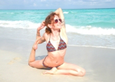 海边瑜伽美女图片